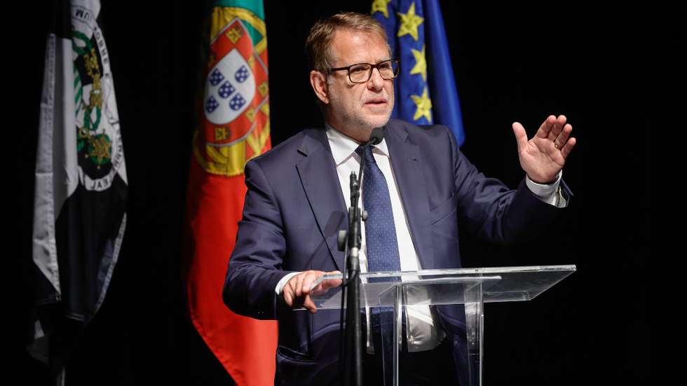 O ministro da Administração Interna, Luís Neves, intervém durante o colóquio "Coesão Social e os Desafios da Polarização Urbana: Uma Estratégia Local de Segurança", no Teatro Aberto, em Lisboa, 04 de maio de 2026. O colóquio organizado pela Polícia Municipal propõe uma reflexão sobre a necessidade de adotar uma Estratégia Local de Segurança, baseada na cooperação entre entidades públicas, sociedade civil e cidadãos. ANTÓNIO PEDRO SANTOS/LUSA