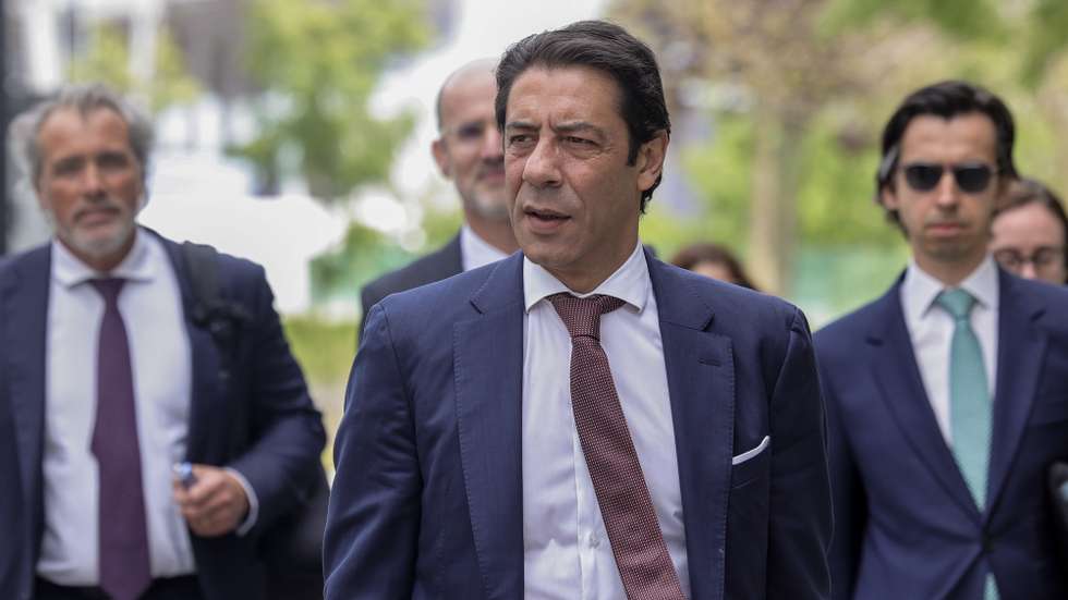 Rui Costa, à chegada para a leitura do acórdão do processo "Saco Azul", onde é arguido como presidente da SAD do Benfica, no Juízo Central Criminal de Lisboa, no Campus da Justiça, em Lisboa, 23 de abril de 2026. Entre os arguidos, estão a SAD do Benfica, Benfica Estádio, Luís Filipe Vieira, Domingos Soares de Oliveira e Miguel Moreira, no processo em que a acusação do Ministério Público imputa ao ex-presidente do clube da Luz três crimes de fraude fiscal qualificada e 19 de falsificação de documento, tal como Miguel Moreira, ex-diretor financeiro do clube, e Domingos Soares de Oliveira, que continuou na SAD 'encarnada' depois da saída de Luís Filipe Vieira da direção do clube, em 2021. MANUEL DE ALMEIDA/LUSA