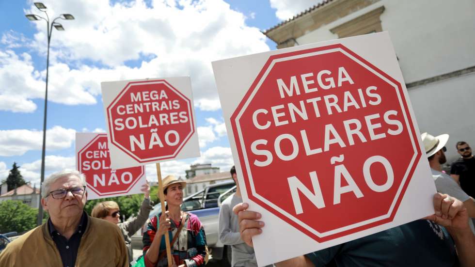 Manifestação “Mega centrais – Beira Baixa Exige Respostas” promovido pelo Núcleo Regional de Castelo Branco da Quercus e pelos Movimento Cívico Gardunha Sul, Cidadãos pela Beira Baixa, PRIP (Prout Research Institute Portugal) | Cova da Beira Converge e Plataforma de Defesa do Parque Natural do Tejo Internacional. O protesto expressa a indignação dos cidadãos pela alegada “falta de transparência” da Agência Portuguesa do Ambiente (APA) em relação aos projetos das mega centrais fotovoltaicas Beira e Sophia, que abrangem os concelhos de Penamacor, Fundão, Idanha-a-Nova e Castelo Branco, e são contestados pela população e já foram “rejeitados” pelos autarcas e pela Comunidade Intermunicipal da Beira Baixa. Castelo Branco, 6 de maio de 2026. MIGUEL PEREIRA DA SILVA/LUSA