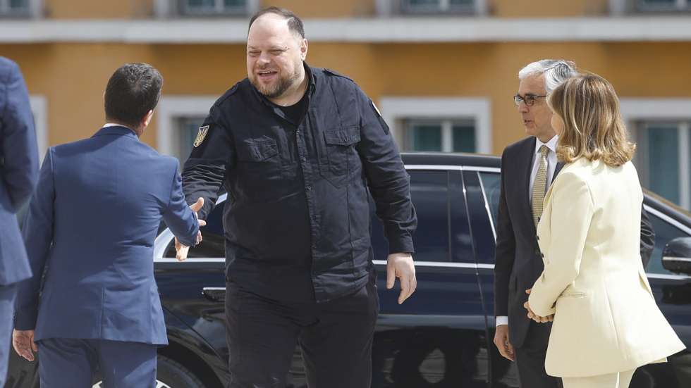 The President of the Portuguese Parliament, José Pedro Aguiar-Branco (2-R), welcomes the President of the Ukrainian Parliament, Ruslan Stefanchuk (2-L), upon his arrival at the Parliament in Lisbon, Portugal, 6 May 2026. ANTÓNIO PEDRO SANTOS/LUSA