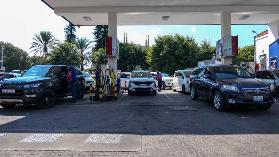 Filas de centenas de metros, congestionamentos generalizados e vários postos de abastecimento de combustíveis encerrados, sem gasolina ou gasóleo, marcam hoje o centro da cidade de Maputo, com automobilistas desesperados e outros já de tanques vazios, Moçambique, 15 de abril de 2026. O Governo moçambicano já tinha reconhecido na terça-feira “pressão” sobre os postos de combustíveis, ao começarem a surgir enormes filas para abastecer, face a receios de rutura de stock e subida de preços devido ao conflito no Médio Oriente, apesar das garantias de stock suficiente no país até maio. (ACOMPANHA TEXTO DA LUSA). LINA CEBOLA/LUSA