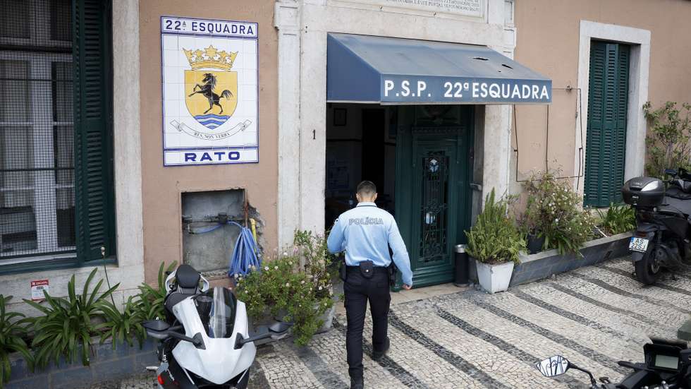Pormenor da fachada da esquadra da Polícia de Segurança Pública (PSP) do Rato, em Lisboa, 07 de maio de 2026. Na terça-feira, o Ministério Público e a PSP realizaram 30 buscas, domiciliárias e em esquadras, tendo sido detidos 15 polícias e um civil, num inquérito que investiga a eventual prática de crimes como “tortura grave, violação, abuso de poder, ofensas à integridade física qualificadas”, segundo um comunicado sobre um inquérito tutelado pelo Departamento de Investigação e Ação Penal (DIAP) de Lisboa, relativo a factos ocorridos nas esquadras do Rato e do Bairro Alto. ANTÓNIO PEDRO SANTOS/LUSA