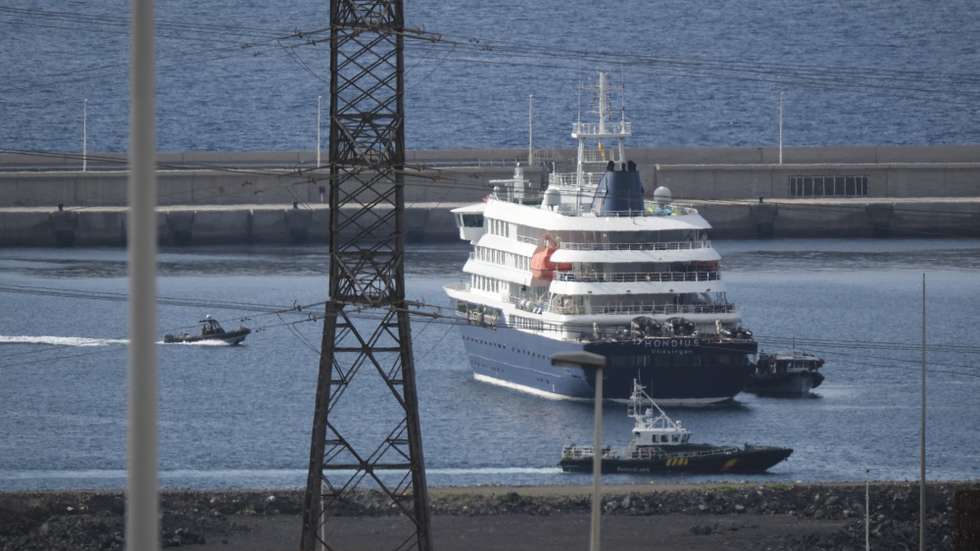 epa12945008 The Dutch cruise ship MV Hondius at the port of Granadilla de Abona, Spain, 10 May 2026. According to the World Health Organization, eight cases of hantavirus, including three deaths, have been reported on the cruise ship.  EPA/Alberto Valdes