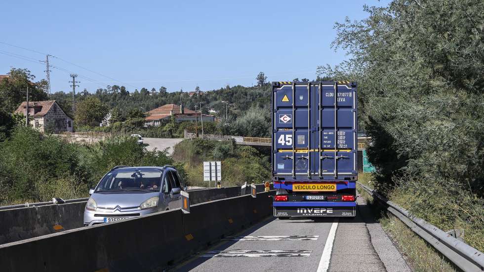 Viaturas circulam no IP3 entre Coimbra e Viseu, que vai sofrer uma intervenção agora programada a decorrer até 2027, com o início das obras em 2024 no troço entre Santa Comba Dão e Viseu, para diminuir o número de acidentes e vítimas, Coimbra, 4 de outubro de 2023. (ACOMPANHA TEXTO DE 14 DE OUTUBRO 2023) PAULO NOVAIS/LUSA