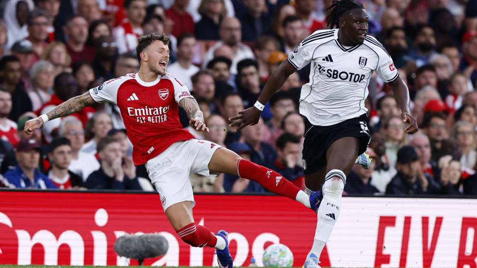 epa12928608 Ben White of Arsenal (L) in action against Calvin Bassey of Fulham during the English Premier League match Arsenal FC against Fulham FC, in London, Britain, 02 May 2026.  EPA/TOLGA AKMEN EDITORIAL USE ONLY. No use with unauthorized audio, video, data, fixture lists, club/league logos, 'live' services or NFTs. Online in-match use limited to 120 images, no video emulation. No use in betting, games or single club/league/player publications.