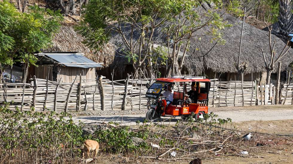Um tum-tum transporta um cliente numa aldeia em Timor-Leste, 23 de agosto de 2024. Timor-Leste fez um "progresso impressionante" desde a independência, mas permanece um estado frágil, considera o Fundo Monetário Internacional (FMI), com alguns analistas a alertarem para os "desafios da transição" do poder e perspetiva de crescimento económico modesto. (ACOMPANHA TEXTO DA LUSA DO DIA 24 DE AGOSTO DE 2024). PAULO NOVAIS/LUSA
