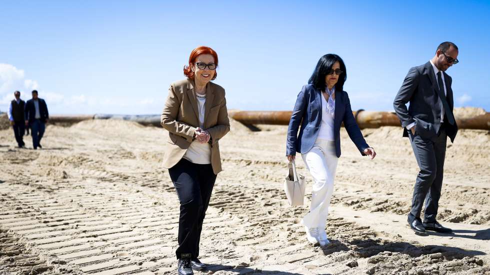 A ministra do Ambiente e Energia, Maria da Graça Carvalho (E), durante a visita às obras de alimentação artificial das praias da Costa da Caparica, em Almada, 13 de maio de 2026. FILIPE AMORIM/LUSA