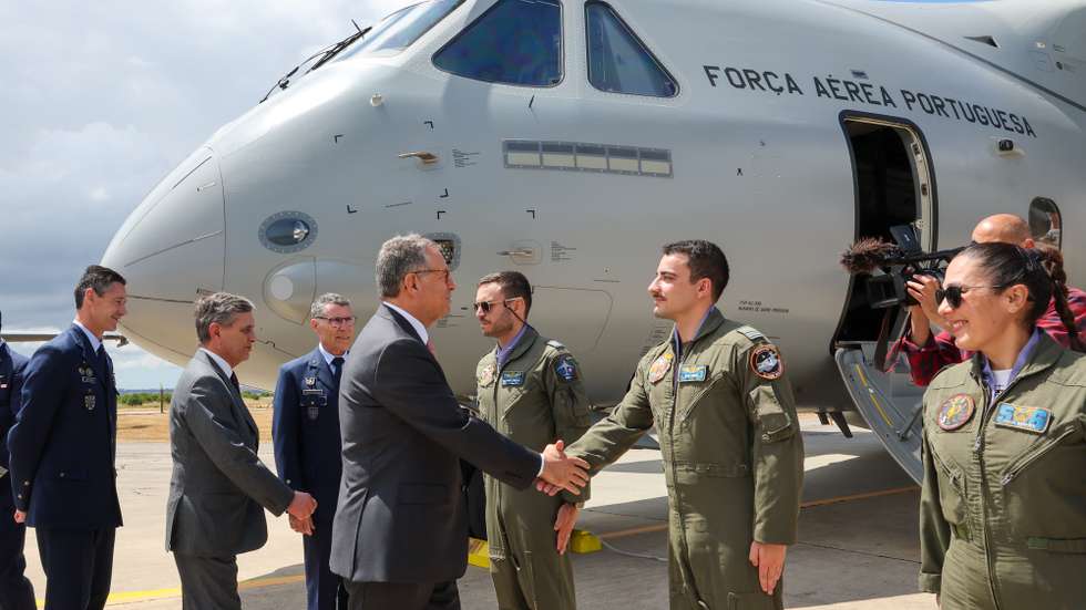O Presidente da República e Comandante Supremo das Forças Armadas, António José Seguro (C), à chegada para uma visita à Base Aérea nº 6, no Montijo, 13 de maio de 2026. JOÃO RELVAS/LUSA