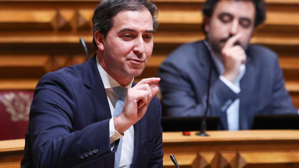 O deputado do Partido Social Democrata (PSD) Alexandre Poço intervém durante o debate setorial com a presença do ministro dos Assuntos Parlamentares, Pedro Duarte, na Assembleia da República, em Lisboa, 09 de janeiro de 2025. ANTÓNIO COTRIM/LUSA
