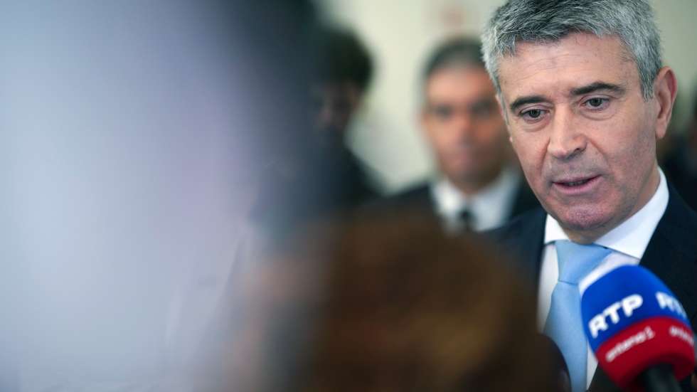 O secretário-geral do Partido Socialista (PS), José Luís Carneiro, fala à comunicação social, durante a visita à Escola Industrial da DST, no âmbito da iniciativa que o leva a visitar, nas próximas semanas, algumas instituições de referência nesta área, em todo o país, em Braga, 04 de maio 2026. Este roteiro tem como objetivo sinalizar a prioridade que o Partido Socialista atribui ao ensino profissional e à empregabilidade dos jovens. HUGO DELGADO/LUSA