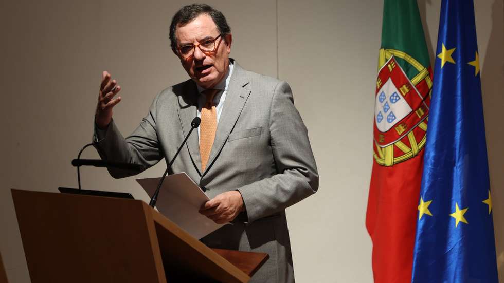 O ministro da Economia e Coesão Territorial, Castro Almeida, discursa durante a cerimónia de assinatura de contratos de financiamento de 12 projetos turísticos, apoiados em 3,9 milhões de euros, no âmbito do Programa Crescer com o Turismo, na sede da CCDR (Comissão de Coordenação e Desenvolvimento Regional) Alentejo, Évora, 27 de abril de 2026. NUNO VEIGA/LUSA