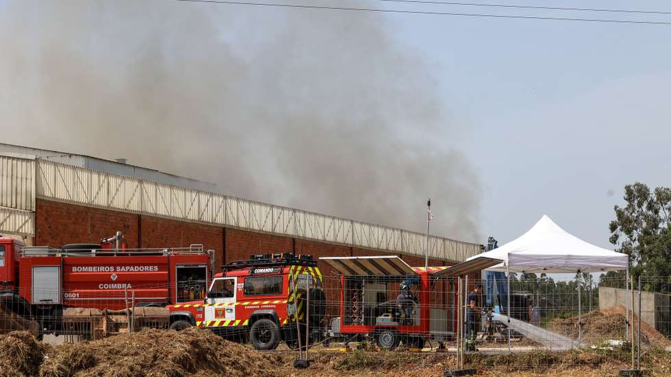 Bombeiros, apoiados por 26 viaturas, combatem um incêndio num armazém de gestão de resíduos plásticos em Taveiro, que deflagrou na madrugada de hoje, Coimbra, 22 de maio de 2026. PAULO NOVAIS/LUSA