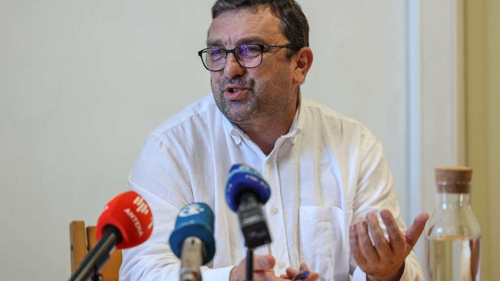 O presidente do Sindicato dos Jornalistas, Luís Filipe Simões, intervém durante uma conferência de imprensa do SJ para anunciar a greve geral de jornalistas para dia 19 de março em protesto contra os baixos salários, a precariedade e a degradação acentuada das condições de exercício do jornalismo, Lisboa, 19 de fevereiro de 2024. MIGUEL A. LOPES/LUSA