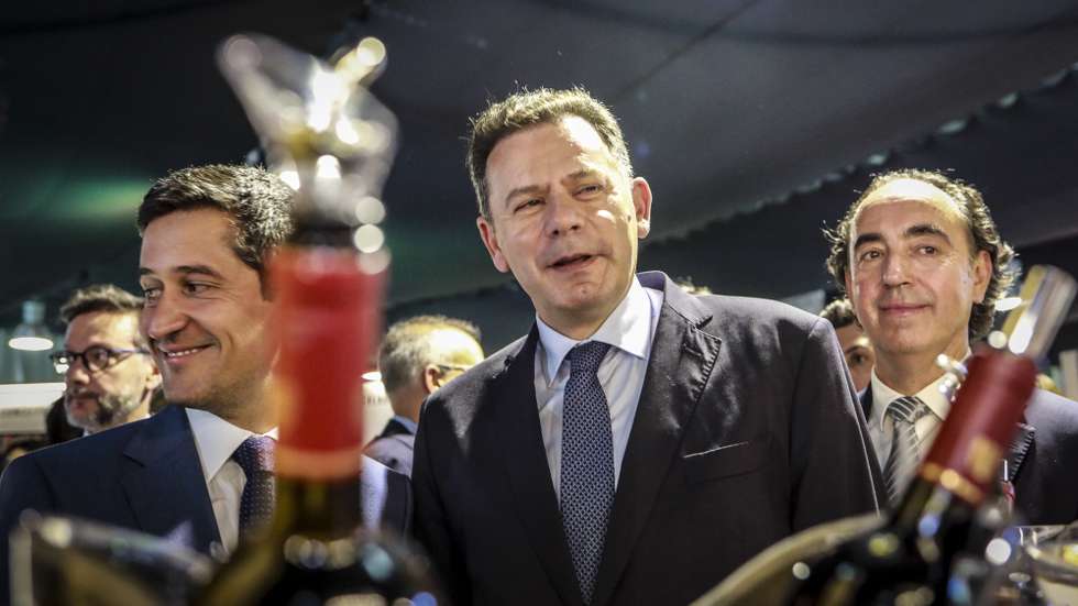 O primeiro-ministro, Luís Montenegro (C), ladeado pelo presidente da câmara municipal de Vila Nova de Foz Côa, Pedro Duarte (E), durante a visita à ExpoCôa no Centro de Exposições de Vila Nova de Foz Côa, 22 de maio de 2026.  MIGUEL PEREIRA DA SILVA/LUSA