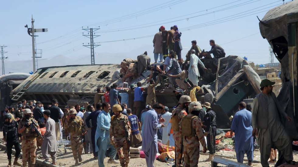 epa12989501 Security officials and rescuers gather near wrecked train carriages at the scene of a deadly blast in Quetta, Pakistan, 24 May 2026. Several people were killed, dozens more injured, and multiple carriages were derailed after an explosion targeted a passenger train at the Chaman Phatak crossing in Quetta, according to railway authorities.  EPA/FATEH MUHAMMAD