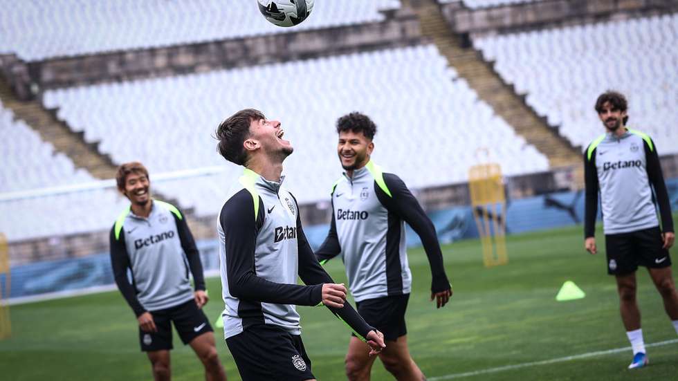 Os jogadores do Sporting, Georgios Vagiannidis (2-E) e Luis Suárez (2-D), durante um treino de preparação para o jogo da final da Taça de Portugal contra o Torreense, no Estádio Nacional, em Oeiras, 19 de maio de 2026. RODRIGO ANTUNES/LUSA