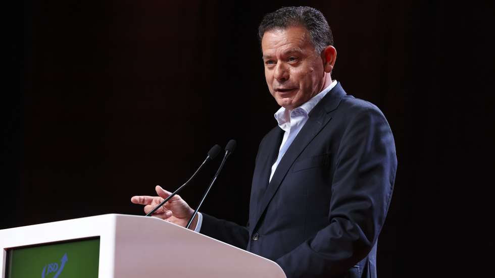 O presidente do PSD, Luís Montenegro, durante a intervenção na sessão de encerramento do 29.º Congresso da JSD, em Viseu, 24 de maio de 2026. PAULO NOVAIS/LUSA