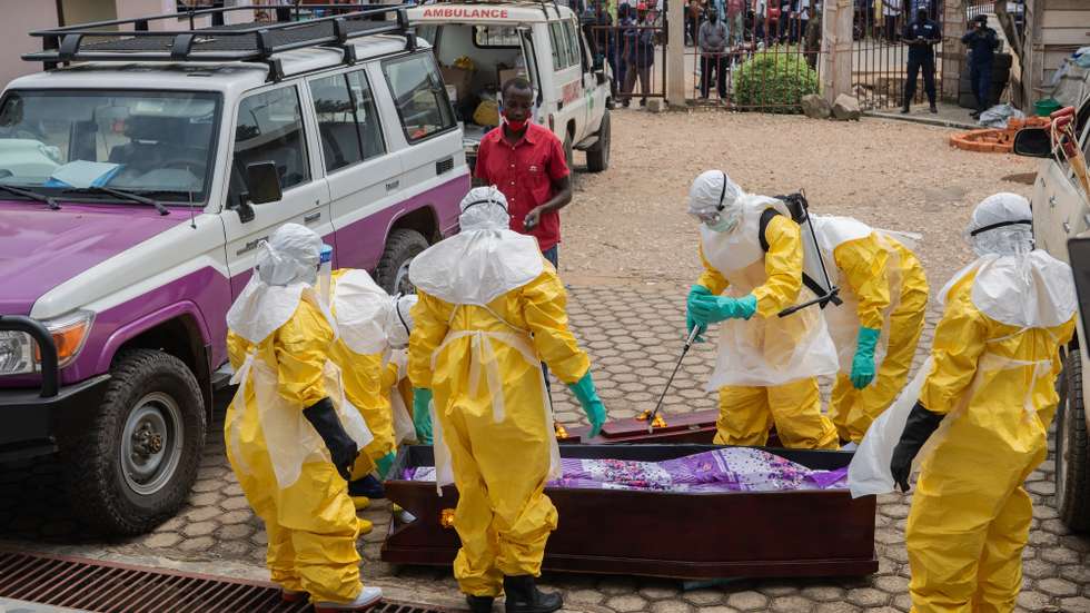 epa12987159 Health workers wearing full personal protective equipment (PPE) prepare to transport the body of an Ebola victim for a safe burial at Sofepadi Hospital in Bunia, Ituri province, Democratic Republic of the Congo, 23 May 2026. The World Health Organization (WHO) recently raised the national risk level of the virus's spread to 'very high' following a surge in cases. The outbreak, officially declared by the DRC Ministry of Health on 15 May, is driven by the Bundibugyo strain of the virus, for which there are currently no approved vaccines or specific therapeutic treatments.  EPA/STRINGER