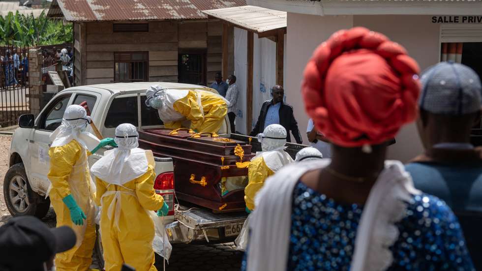epa12987162 Health workers wearing full personal protective equipment (PPE) prepare to transport the body of an Ebola victim for a safe burial at Sofepadi Hospital in Bunia, Ituri province, Democratic Republic of the Congo, 23 May 2026. The World Health Organization (WHO) recently raised the national risk level of the virus's spread to 'very high' following a surge in cases. The outbreak, officially declared by the DRC Ministry of Health on 15 May, is driven by the Bundibugyo strain of the virus, for which there are currently no approved vaccines or specific therapeutic treatments.  EPA/STRINGER