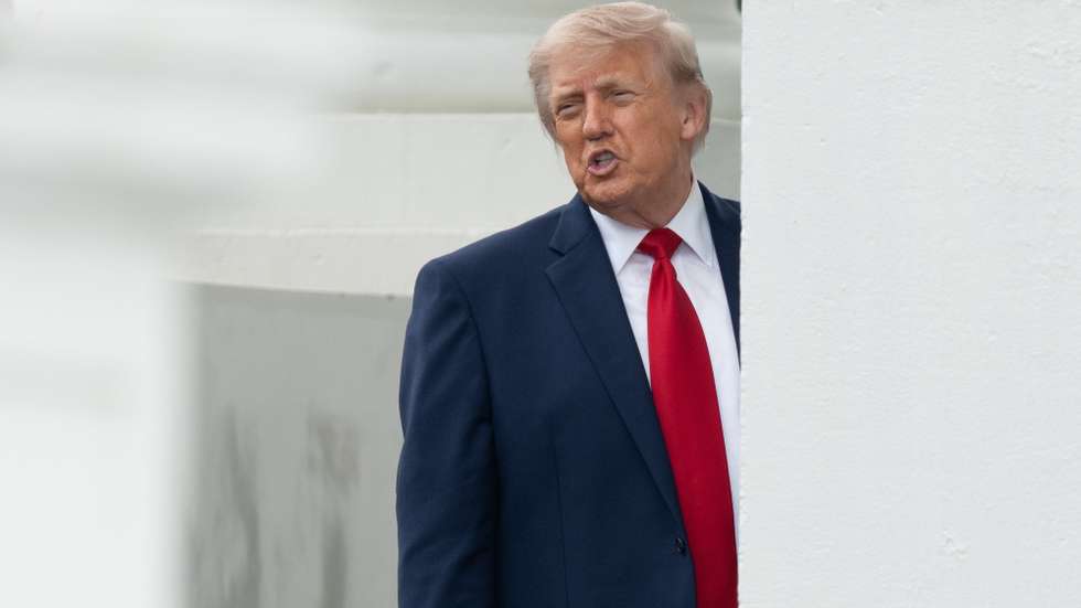 epa12993438 US President Donald Trump inspects the columns of the North Portico of the White House in Washington, DC, USA, 25 May 2026.  EPA/AARON SCHWARTZ / POOL