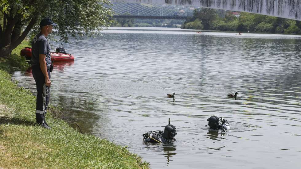 Os Bombeiros Sapadores de Coimbra procedem desde a madrugada de hoje a buscas no rio Mondego para encontrarem um jovem estrangeiro, estudante de Erasmus, que terá desaparecido há cerca de 24 horas, em Coimbra, 26 de maio de 2026. A operação decorre junto ao Clube Náutico, na margem esquerda do rio, próximo do local onde ficaram os pertences do estudante de 27 anos. Nas buscas, que se vão estender durante o dia, os Bombeiros Sapadores de Coimbra têm dois mergulhadores e dois operacionais de apoio. PAULO NOVAIS/LUSA