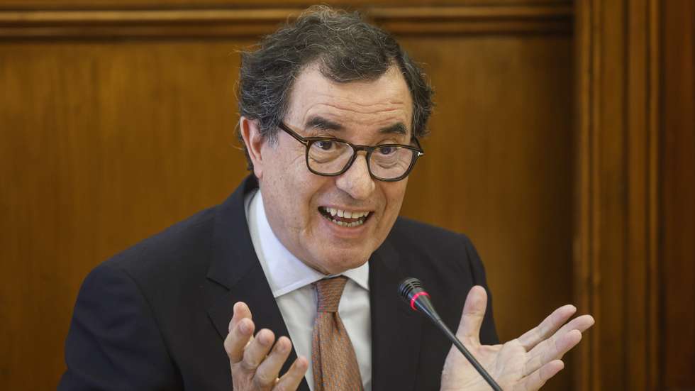 O ministro da Economia e da Coesão Territorial, Manuel Castro Almeida, intervém durante a sua audição na Comissão da Reforma do Estado e Poder Local, na Assembleia da República, em Lisboa, 27 de maio de 2026. ANTÓNIO PEDRO SANTOS/LUSA