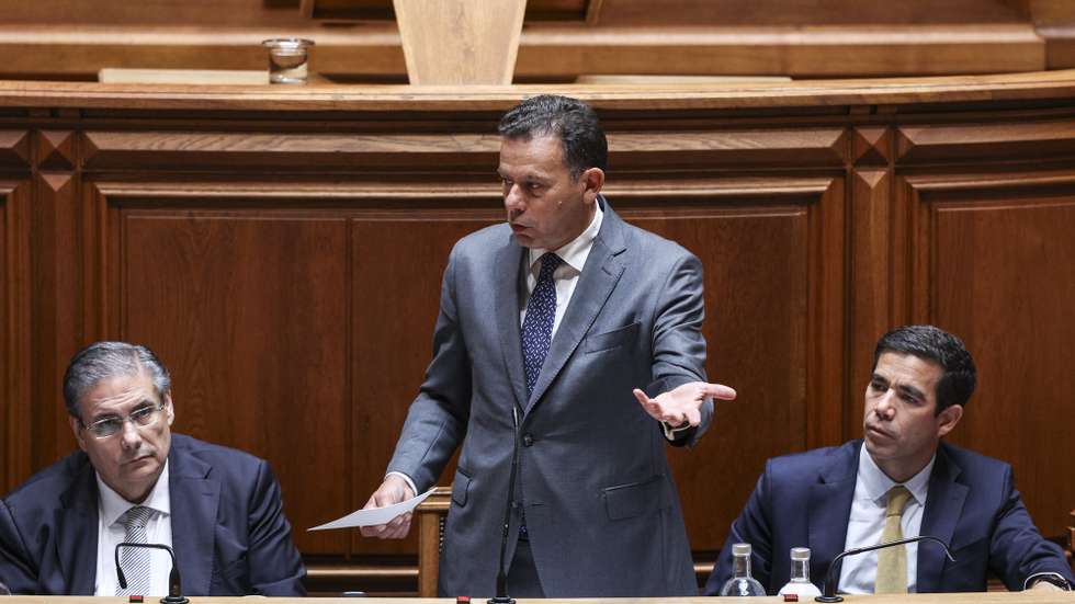 O primeiro-ministro, Luís Montenegro (C), ladeado pelo ministro dos Assuntos Parlamentares, Carlos Abreu Amorim (E), e pelo ministro da Presidência, António Leitão Amaro, intervém durante o debate parlamentar na Assembleia da República, Lisboa, 27 de maio de 2026.  MIGUEL A. LOPES/LUSA