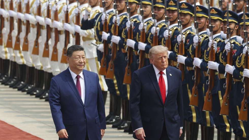 epa12955490 Chinese President Xi Jinping inspects an honour guard with U.S. President Donald Trump during a welcome ceremony at the Great Hall of the People in Beijing, China, 14 May 2026.  EPA/Maxim Shemetov / POOL