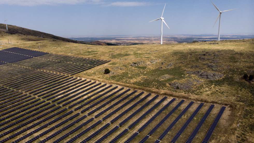 A EDP está a testar em Espanha uma plataforma digital autónoma que poderá reduzir em até 80% os custos de manutenção dos parques solares e que pretende expandir a todos os ativos do grupo.
O projeto-piloto de automação para operação e manutenção de centrais fotovoltaicas, denominado Scale Up O&amp;M e que deu agora os primeiros passos, está a ser desenvolvido no parque solar de Cruz de Hierro/Villacastín e combina drones com inteligência artificial, uma plataforma digital da EDP e robôs autónomos que operam de forma coordenada em tempo real, 01 de julho de 2025. (IMAGEM DE DRONE) FRANQUE SILVA /LUSA