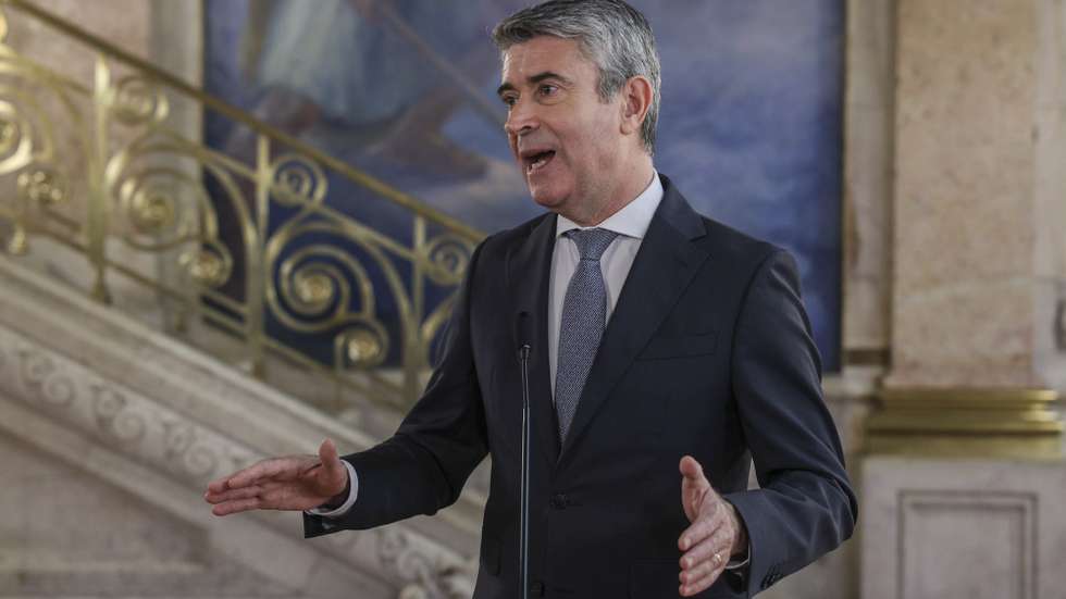 O secretário-geral do Partido Socialista (PS), José Luís Carneiro, fala aos jornalistas esta tarde na Assembleia da República, em Lisboa, 28 de maio de 2026. MIGUEL A. LOPES/LUSA