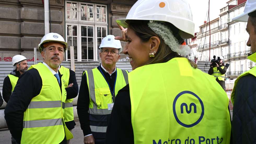 O presidente da Administração da Metro do Porto, Emídio Gomes (C) acompanha o Presidente da Câmara Municipal do Porto, Pedro Duarte (E) na visita da obra da Linha Rosa da Metro do Porto. Porto, 09 de janeiro de 2026. FERNANDO VELUDO/LUSA