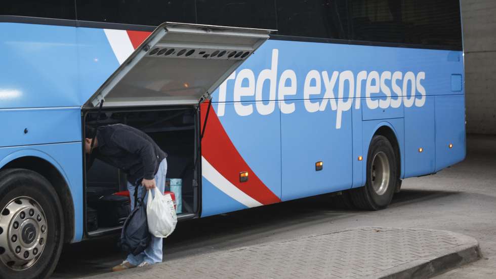 Um passageiro coloca a mala na bagageira de um autocarro no Terminal Rodoviário de Sete Rios, em Lisboa, 15 de fevereiro de 2025. Transportes. Viagem. Expresso. ANTÓNIO PEDRO SANTOS/LUSA