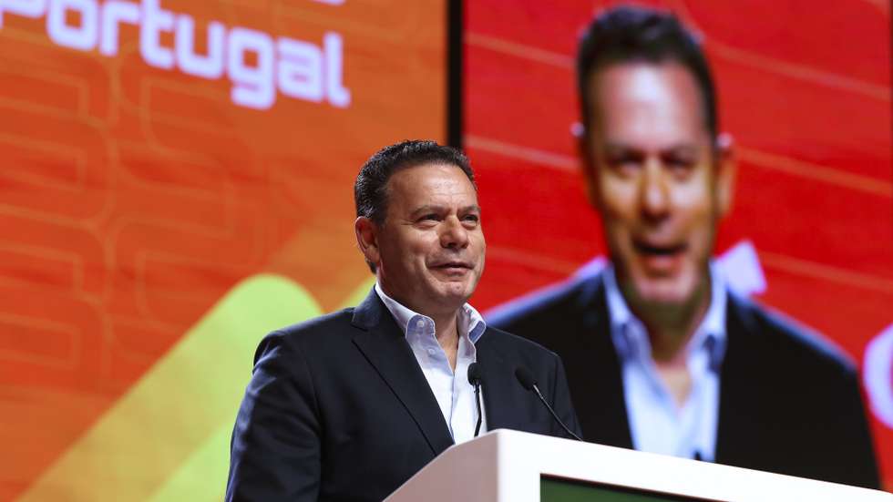 O presidente do PSD, Luís Montenegro, durante a intervenção na sessão de encerramento do 29.º Congresso da JSD, em Viseu, 24 de maio de 2026. PAULO NOVAIS/LUSA