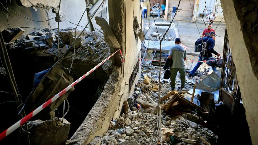epa12999973 People inspect the damage to a building following an Israeli airstrike in the southern coastal city of Sidon, Lebanon, 28 May 2026. At least four people were killed and several others injured in the attack. On 27 May, Israel had designated all regions south of the Zahrani River in Lebanon, roughly 40km from the border, including Tyre, as 'combat zones' and ordered locals to leave in anticipation of attacks against Hezbollah. Israeli attacks across Lebanon have killed over 3,275 people and injured more than 9,850, as of 28 May, since the renewed hostilities between Israel and Hezbollah, according to the Lebanese Ministry of Health.  EPA/STRINGER