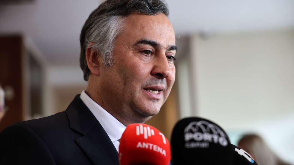 O ministro da Educação, Ciência e Inovação, Fernando Alexandre, fala à comunicação social no fim da iniciativa “Construir Educação, Aproximar Territórios”, no Instituto Superior de Engenharia do Porto, 13 de abril de 2026. ESTELA SILVA/LUSA