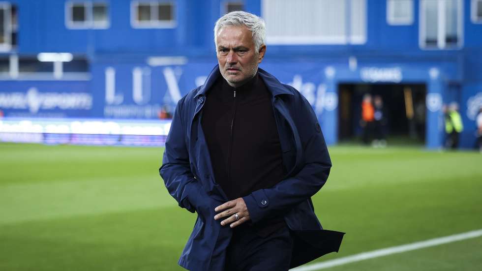 epa12965600 Benfica's head coach Jose Mourinho looks on ahead of the First League soccer match between Estoril Praia and Benfica, in Estoril, Portugal, 16 May 2026.  EPA/JOSE SENA GOULAO