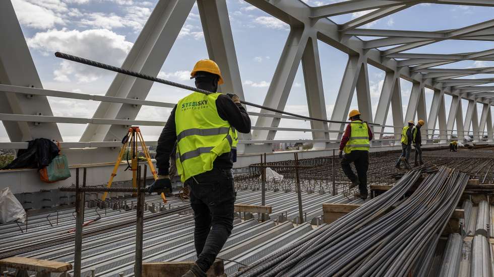 Trabalhadores durante a construção do viaduto de Santo Ovídio, âmbito da extensão da linha Amarela do Metro do Porto até Vila d’Este, em Vila Nova de Gaia, 12 de abril de 2023. O viaduto de Santo Ovídio, em Gaia, montou-se às peças como uma cama e já está quase pronto para receber o Metro do Porto rumo a Vila d'Este, contando até com 'almofadas' para amortecer a sua chegada. (ACOMPANHA TEXTO DA LUSA DO DIA 14 DE ABRIL DE 2023). JOSÉ COELHO/LUSA