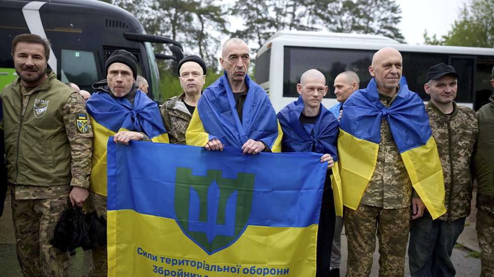 epa12960149 A handout photo made available by the Ukrainian Presidential Press Service shows Ukrainian prisoners of war (POWs) reacting following their release in a prisoner swap at an undisclosed location in Ukraine, 15 May 2026. Ukraine and Russia exchanged 205 POWs each on 15 May, marking the first stage of a 1,000-for-1,000 swap agreement.  EPA/UKRAINIAN PRESIDENTIAL PRESS SERVICE HANDOUT -- MANDATORY CREDIT: UKRAINIAN PRESIDENTIAL PRESS SERVICE -- HANDOUT EDITORIAL USE ONLY/NO SALES