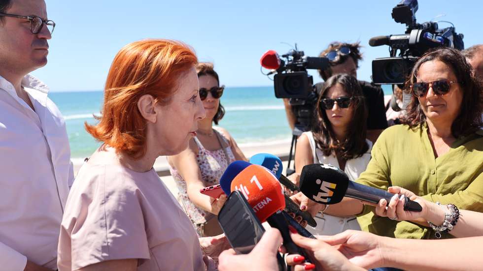 A ministra do ambiente e energia, Maria da Graça Carvalho, fala à comunicação social, durante a visita à obra de intervenção de reforço sedimentar em curso na praia da Fuseta-Mar, Olhão, 05 de junho de 2026. LUÍS FORRA/LUSA