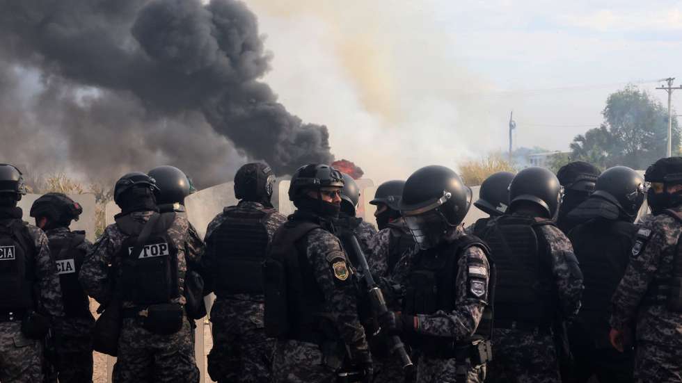epa13020936 Members of the Bolivian police clash with protesters while clearing a roadblock in San Julian, Bolivia, 06 June 2026. At least two police officers were wounded by gunfire during an operation to clear a roadblock in the eastern region of Santa Cruz, which has been in place for 24 days due to protests by groups demanding the resignation of Bolivian President Rodrigo Paz.  EPA/JUAN CARLOS TORREJON