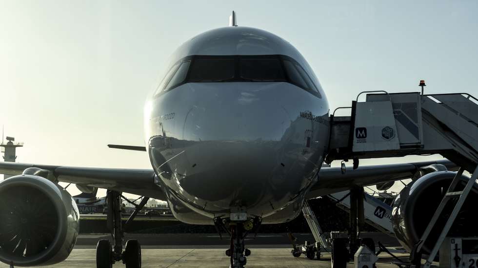 Avião com manga na pista do Aeroporto Humberto Delgado, em Lisboa, 07 de janeiro de 2026. CARLOS M. ALMEIDA/LUSA