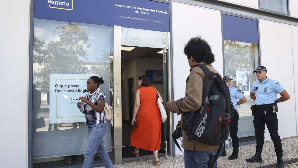 Utentes à entrada do novo balcão do Instituto dos Registos e do Notariado (IRN) no Parque das Nações, em Lisboa, 01 de setembro de 2025. Este novo balcão vai receber todo o atendimento presencial que até aqui era prestado na Conservatória dos Registos Centrais. MIGUEL A. LOPES/LUSA