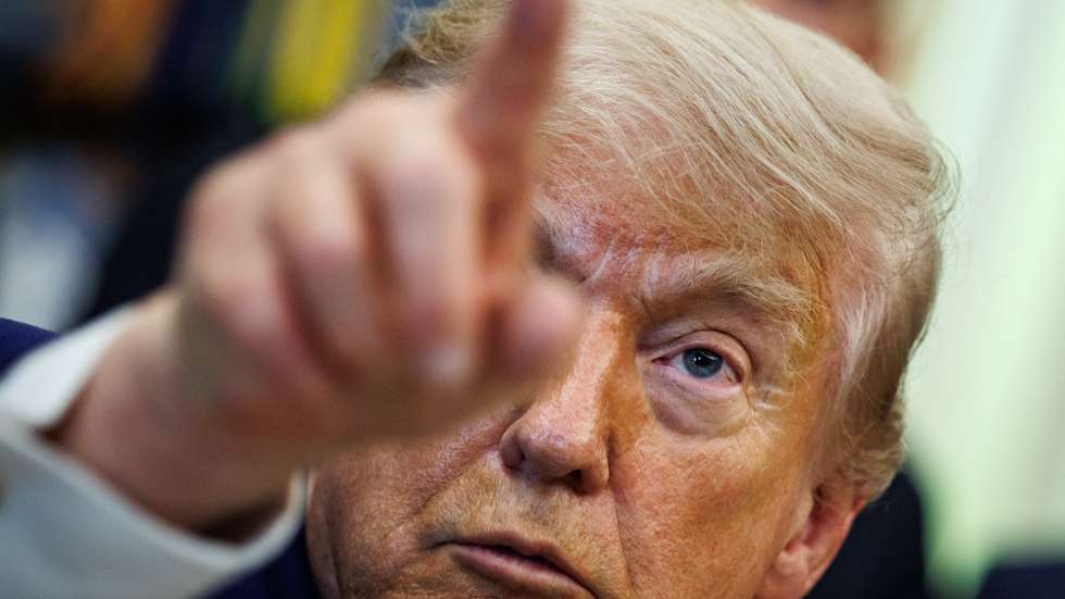 epa13016823 US President Donald Trump answers questions from the news media after an announcement on 'Beautiful, Clean Coal' in the Oval Office of the White House in Washington, DC, USA, 04 June 2026. Trump announced a plan to invest 700 million US dollars in coal plants and energy infrastructure under the Defense Production Act.  EPA/SAMUEL CORUM / POOL