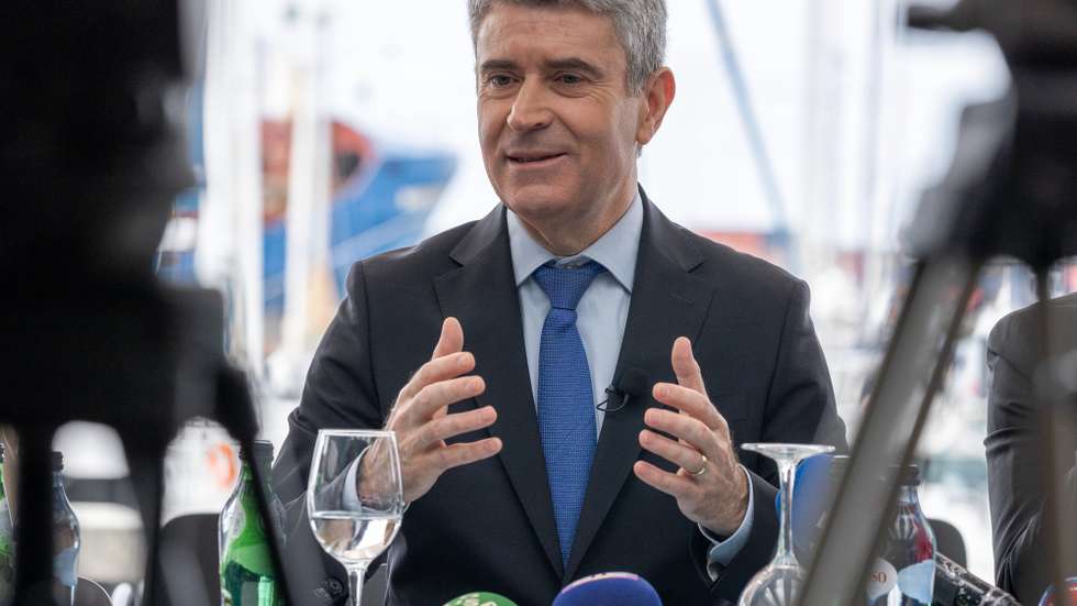 O secretário-geral do Partido Socialista (PS), José Luís Carneiro, durante a visita aos Açores, onde dá início à Rota pela Economia do Mar, nas Portas do Mar, em Ponta Delgada, ilha de São Miguel, Açores, 08 de junho de 2026. EDUARDO COSTA/LUSA