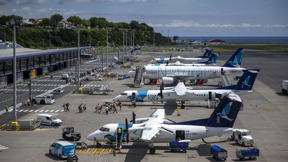 Aviões da Azores Airlines, no Aeroporto João Paulo II em Ponta Delgada, Açores, 11 de outubro de 2023. A privatização dos consórcios interessados na empresa da SATA apresentaram novas ofertas de 7,026 euros e 6,60 euros por ação. Decisão final será tomada até ao início de Outubro. EDUARDO COSTA/LUSA