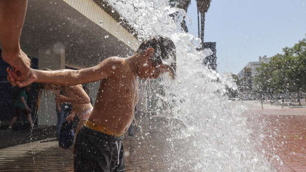 epa12281980 Children play in a fountain in Lisbon, Portugal, 03 August 2025. A heatwave hit mainland Portugal with temperatures above 40 degrees Celsius.  EPA/MIGUEL A. LOPES