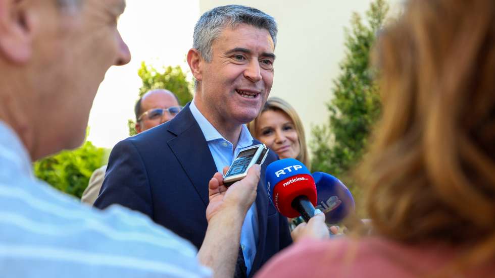 O secretário-geral do Partido Socialista (PS), José Luis Carneiro, fala à comunicação social junto da sede da Administração dos Portos de Setúbal e Sesimbra antes de uma visita institucional ao Porto de Setúbal, no âmbito da “Rota pela Economia do Mar”, Setúbal, 21 de Junho de 2026. RUI MINDERICO/LUSA