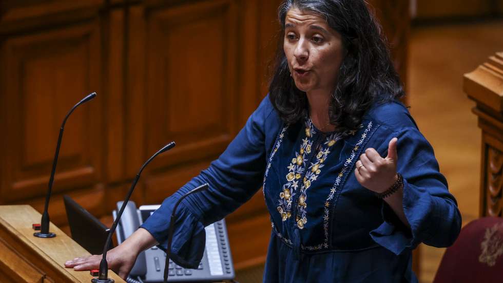 A deputada do Partido Comunista Português (PCP) Paula Santos intervém durante o debate parlamentar na Assembleia da República em Lisboa, 14 de maio de 2026. TIAGO PETINGA/LUSA