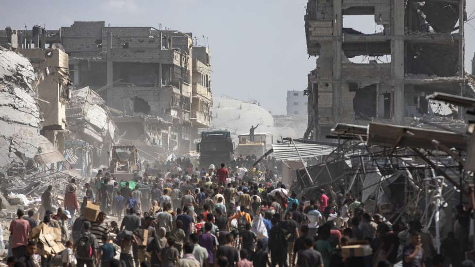 epa12446700 ​Palestinians gather around trucks carrying aid supplies that arrived in Khan Yunis in the southern Gaza Strip, 11 October 2025. Israeli Prime Minister Benjamin Netanyahu's office announced that the Israeli government had approved the Gaza ceasefire and hostage release plan.  EPA/HAITHAM IMAD
