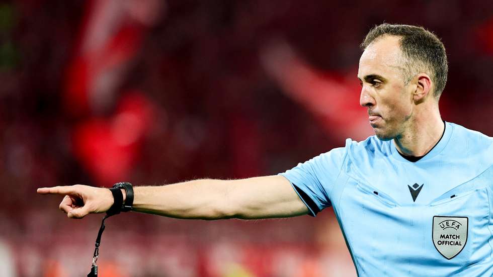 epa12937271 Referee Joao Pinheiro gestures during the UEFA Champions League semi-final, second leg soccer match between Bayern Munich and Paris Saint-German, in Munich, Germany, 06 May 2026.  EPA/RONALD WITTEK